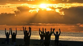 Des participants à un cours de yoga de Radha Silva sur une plage de Miami Beach, en Floride, le 23 mars 2021 (illustration)
