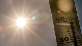 Le soleil et un thermomètre - Image d'illustration