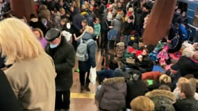 Face aux bombardements, des centaines d’Ukrainiens se réfugient dans le métro à Kharkiv