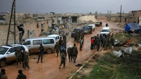 Des soldats du gouvernement syrien se rassemblent après avoir la prise du village de Ratian, au nord de la ville assiégée d'Alep , le 6 février 2016