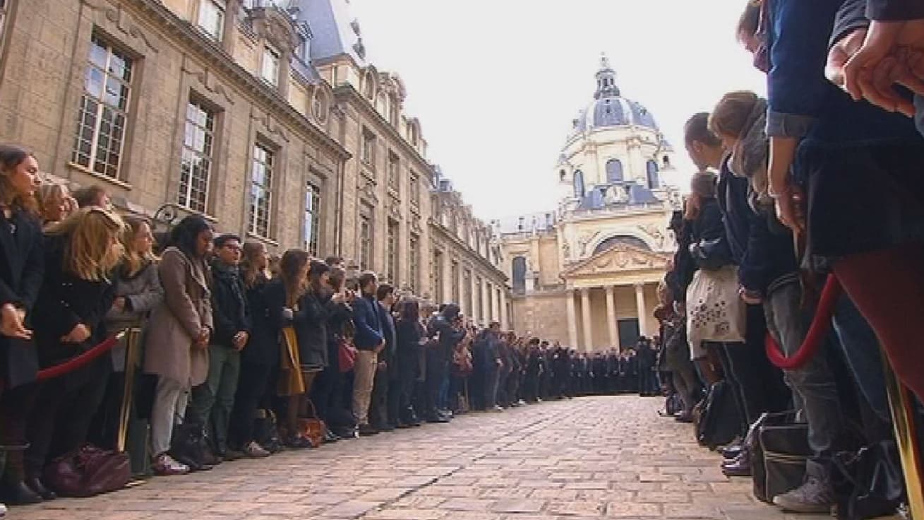 La foule investit la cour de la Sorbonne pour une minute de silence.