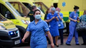 Du personnel soignant du NHS, le système de santé publique britannique, fin mai.