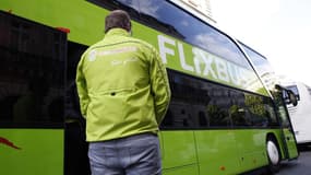 Un bus de la compagnie allemande Flixbus, stationné à Paris en mai 2015.