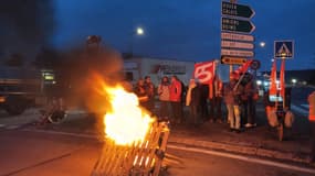 Les manifestants se sont rassemblés au niveau du rond-point des Vaches à Saint-Etienne du Rouvray