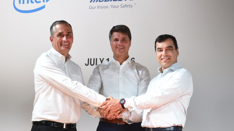 Brian Krzanich, le patron d'Intel, et Amnon Shashua, le confondateur de Mobileye, entourent Harald Krueger, le PDG de BMW en juillet dernier à Munich.