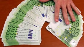 La prime obligatoire pour les salariés des entreprises d'au moins 50 personnes versant des dividendes en progression a atteint 420 euros en moyenne par salarié en 2011, rapporte "Le Figaro", qui s'appuie sur un "décompte quasi définitif" du ministère du T