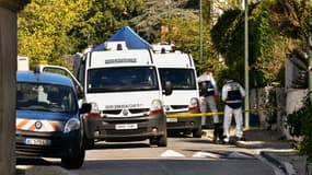 Les gendarmes réalisent des fouilles au domicile de la mère des deux mineures disparues, le 20 septembre 2017 à Nérac (Lot-et-Garonne)