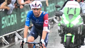 Cyril Barthe ralliant difficilement l'arrivée de la 17e étape du Tour de France à Valence le 23 juillet 2025