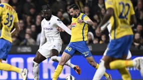Le joueur de Genk Tolu Arokodare au duel avec le défenseur de Westerlo Emin Bayram (1-1, championnat belge), le 17 mars 2024