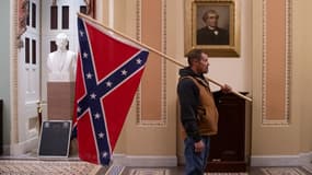 Un partisan de Donald Trump tenant un drapeau confédéré à l'intérieur du Capitole à Washington, le 6 janvier 2021.