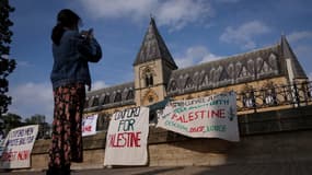 Des banderoles pro-palestiniennes devant l'université britannique d'Oxford le 7 mai 2024.
