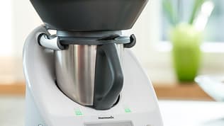 Baptisé TM5, le Thermomix sorti en 2014 peut se connecter au web pour recevoir des recettes grâce à une clé USB.
