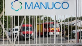 Des véhicules de pompiers à l'entrée du site Manuco touché par des explosions qui ont fait huit blessés, le 3 août 2022 à Bergerac, en Dordogne