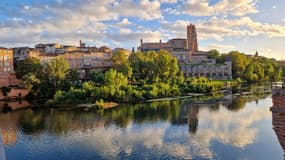Albi, sa cathédrale et son palais épiscopal de la Berbie donnant sur le Tarn le 5 octobre 2025