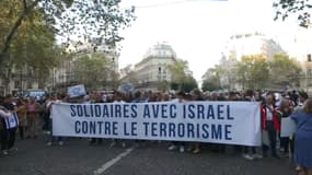 Des centaines de personnes sont rassemblées pour une marche en soutien à Israël le lundi 9 octobre 2023.