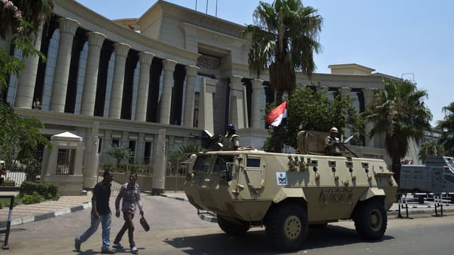 Un blindé devant la Cour constitutionnelle, au Caire, jeudi 4 juillet, au lendemain de la destitution de Mohamed Morsi.
