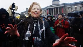 Deux cents personnes se sont rassemblées samedi à Trafalgar Square, dans le centre de Londres, pour "fêter" la mort de Margaret Thatcher, décédée lundi dernier à l'âge de 87 ans. /Photo prise le 13 avril 2013/REUTERS/Olivia Harris