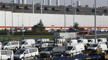 L'usine PSA de Sevelnord (Nord). L'Etat mobilisera les moyens dont il dispose pour assurer la pérennité de ce site industriel proche de Valenciennes, a affirmé jeudi le ministre de l'Industrie Eric Besson, au lendemain de l'annonce par PSA de 6.000 suppre