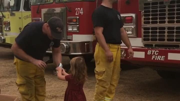 En Californie Cette Petite Fille Aide Les Pompiers A Sa Maniere