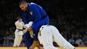 Toma Nikiforov (en bleu) et Nurlykhan Sharkhan le 1er août 2024 aux JO de Paris.