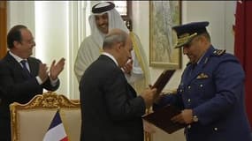 Hollande tout sourire lors de la signature de la vente de 24 Rafale au Qatar