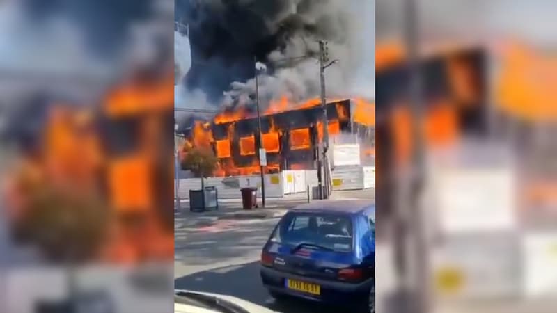 Une école en feu à Montfermeil (Seine-Saint-Denis), le 15 avril 2023.