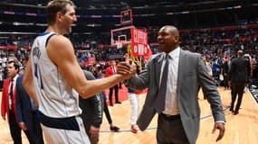 Doc Rivers salue Dirk Nowitzki pour ce qui sera peut-être le dernier match de l'Allemand sur le parquet des Clippers.