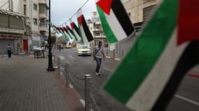 Drapeaux palestiniens dans une rue de Ramallah. Les sanctions israéliennes après l'admission de la Palestine à l'Unesco -gel des transferts de fonds et accélération des constructions dans les colonies juives des territoires occupés- visent à affaiblir l'A