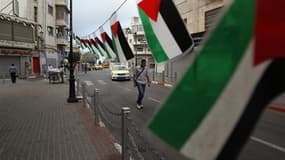 Drapeaux palestiniens dans une rue de Ramallah. Les sanctions israéliennes après l'admission de la Palestine à l'Unesco -gel des transferts de fonds et accélération des constructions dans les colonies juives des territoires occupés- visent à affaiblir l'A