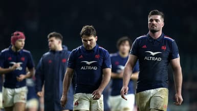 Antoine Dupont et Grégory Alldritt déçus après la défaite face à l'Angleterre lors du Tournoi des 6 nations, le 8 février 2025.