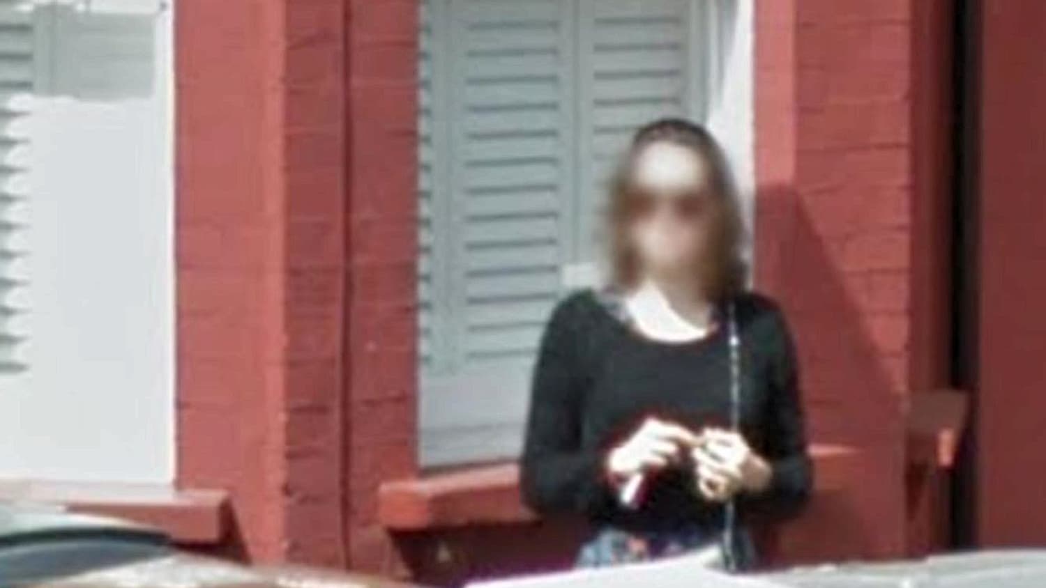 Daisy Ridley sur l'un des clichés de Street View. Son visage a été flouté par The Sun.