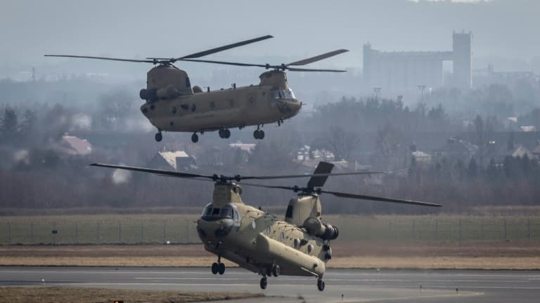 Des hélicoptères Chinook de l'US Air Force atterrissent à l'aéroport de Rzeszow, dans le sud-est de la Pologne près de la frontière ukrainienne, le 16 février 2022. PHOTO D'ILLUSTRATION
