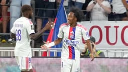 Malick Fofana célèbre un but de l'OL avec Ainsley Maitland-Niles, le 23 août 2025