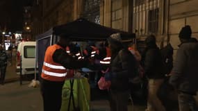 Une association distribue des repas chauds aux personnes sans-abri pendant la nuit la plus froide de l'année.