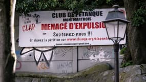 Une affiche appelant à soutenir le club de pétanque Clap menacé d'expulsion à Montmartre, le 21 avril 2024 à Paris
