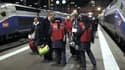 Des agents SNCF attendent à l'arrivée d'un train pour donner aux passagers des formulaires de remboursement. 