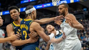 Rudy Gobert s'accroche avec Andrew Nembhard après lui avoir asséné un coup d'épaule au visage lors du match Minnesota-Indiana (130-132, NBA), le 17 mars 2025