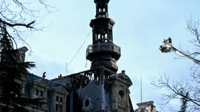 La toiture et le beffroi de la mairie du 12e arrondissement endommagés par un incendie, le 27 janvier 2025 à Paris