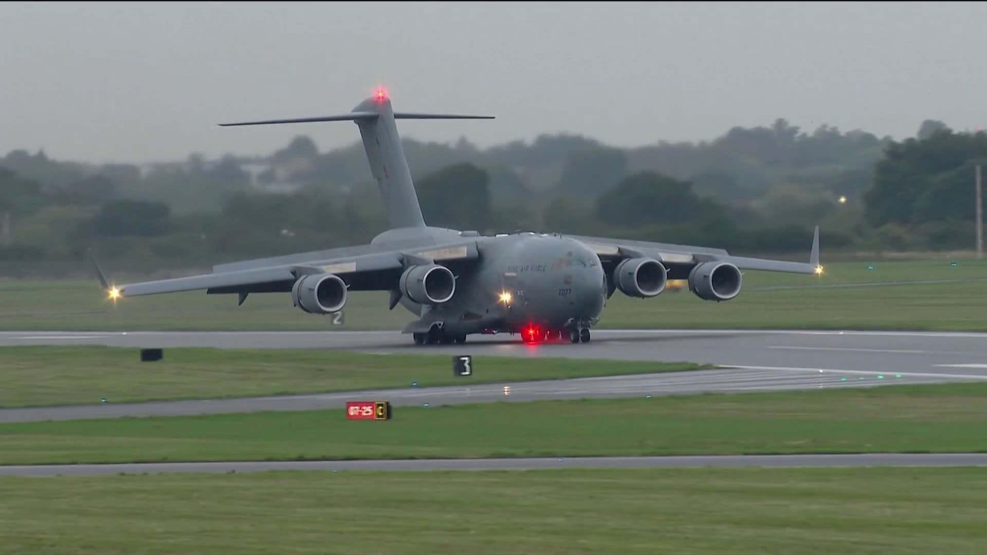 L'avion transportant le cercueil d'Elizabeth II a atterri à l'aéroport de Northolt, en Angleterre.