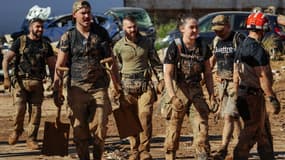 Des membres de l'armée espagnole participent aux efforts de nettoyage le 2 novembre 2024, à la suite des inondations meurtrières dans la ville de Benetusser, dans la région de Valence, à l'est de l'Espagne.