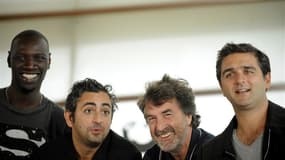 Les réalisateurs du film "Intouchables" Eric Toledano (2e à gauche) et Olivier Nakache (à droite) entourés des deux principaux acteurs Omar Sy (à gauche) et François Cluzet. Le Centre national du Cinéma et de l'image animée a annoncé que le film, qui narr