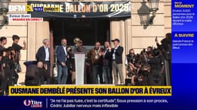 Ousmane Dembélé présente son Ballon d'or à Évreux