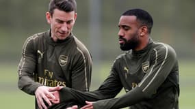 Alexandre Lacazette et Laurent Koscielny sous le maillot d'Arsenal