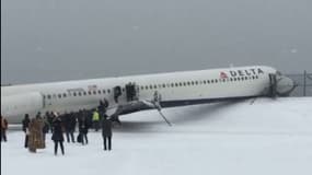 Un avion de ligne est sorti de piste ce jeudi à l'aéroport de LaGuardia, à New York. 