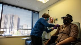 Un Américain se fait vacciner contre le Covid-19 dans un hôpital à Louisville, au Kentucky