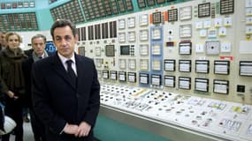 Nicolas Sarkozy a parcouru jeudi de long en large la centrale nucléaire de Fessenheim, la plus vieille du parc français, pour assurer à ses employés inquiets qu'il n'entendait pas la fermer, contrairement aux intentions du candidat socialiste à la préside