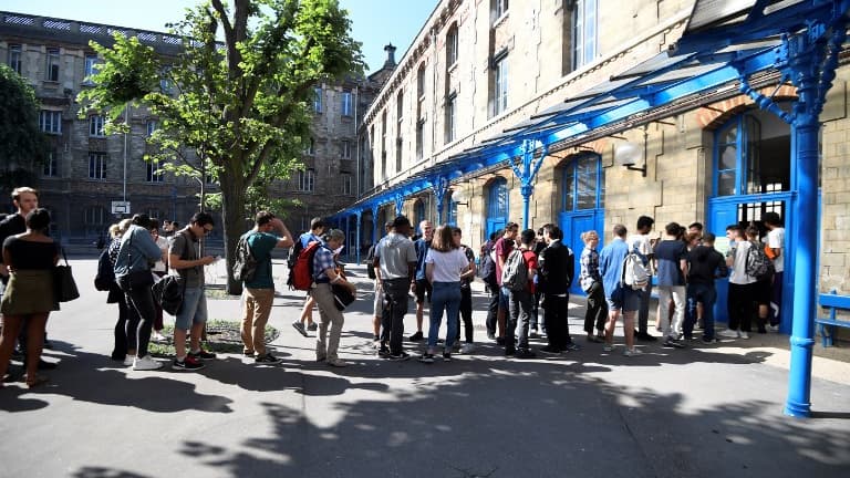 Des élèves attendent les résultats du bac, le 6 juillet 2018 à Paris.