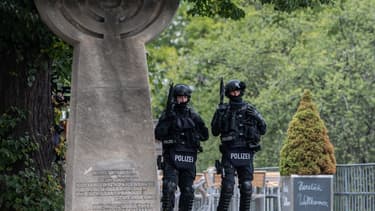 Des policiers allemands montent la garde après des coups de feu dans la ville de Halle.