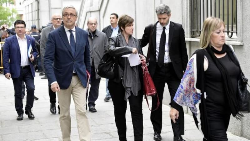La député du parlement régional catalan Anna Simo (centre) arrive au tribunal avec les députés Catalan Joan Josep Nuet (à gauche) et Ramona Barrufet (à droite), le 2 novembre 2017.