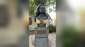 La statue de Dalida, située à Montmartre, abîmée par les visiteurs qui lui touchent les seins.
